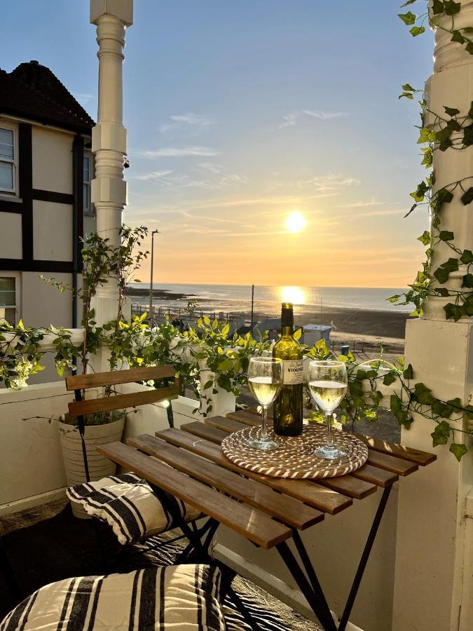 Апартаменты A View Of The Bay- Panoramic Sea Views- Sleeps 4 Westgate-on-Sea Экстерьер фото