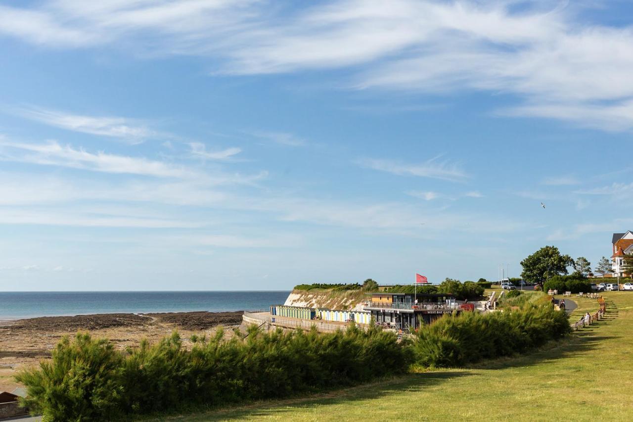 Апартаменты A View Of The Bay- Panoramic Sea Views- Sleeps 4 Westgate-on-Sea Экстерьер фото