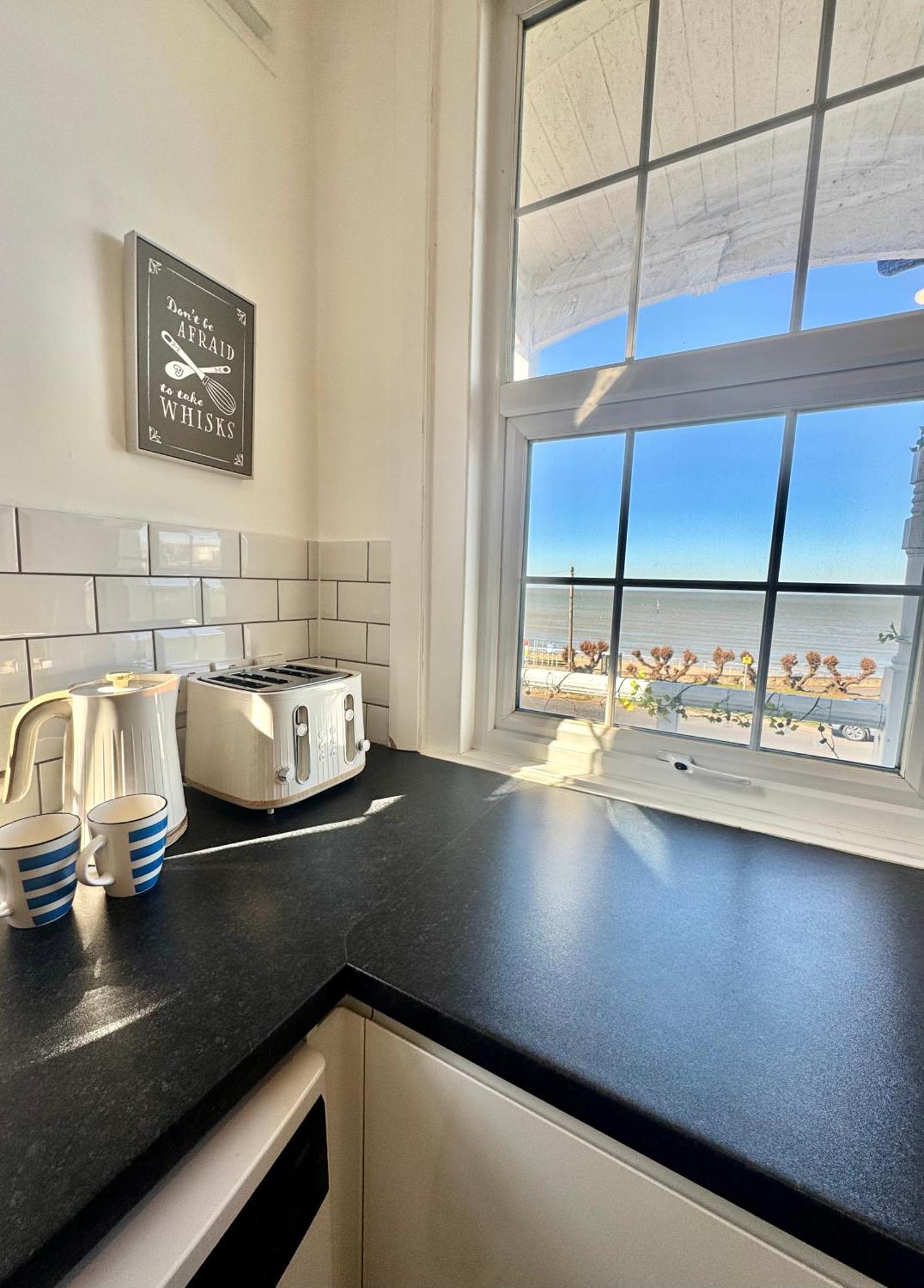 Апартаменты A View Of The Bay- Panoramic Sea Views- Sleeps 4 Westgate-on-Sea Экстерьер фото